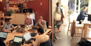 Groupe de freelances en coworking