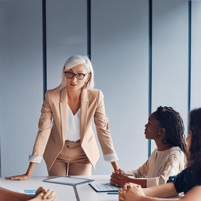 femme 50 ans debout face a un bureau