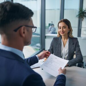 femme assise dans une banque