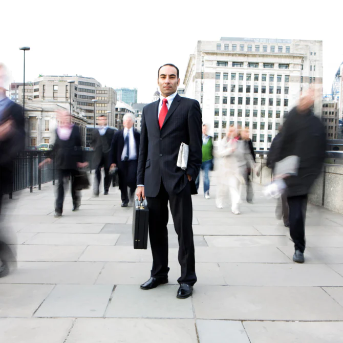 manager homme qui reste sans bouger dans la rue